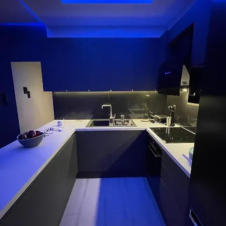 Luxury 3 Bedroom In Center *