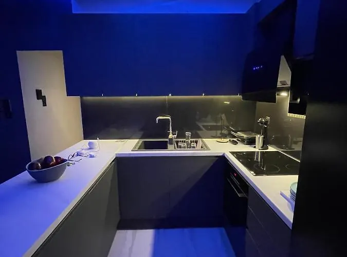 Luxury 3 Bedroom In Center *