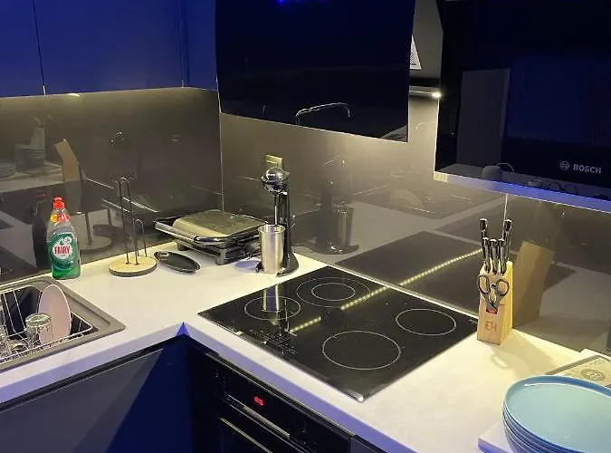 Luxury 3 Bedroom In Center *