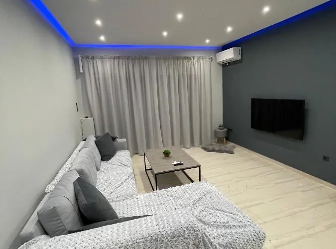 Luxury 3 Bedroom In Center Apartment